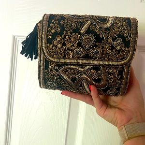 Gold purse can be used as clutch or shoulder bag